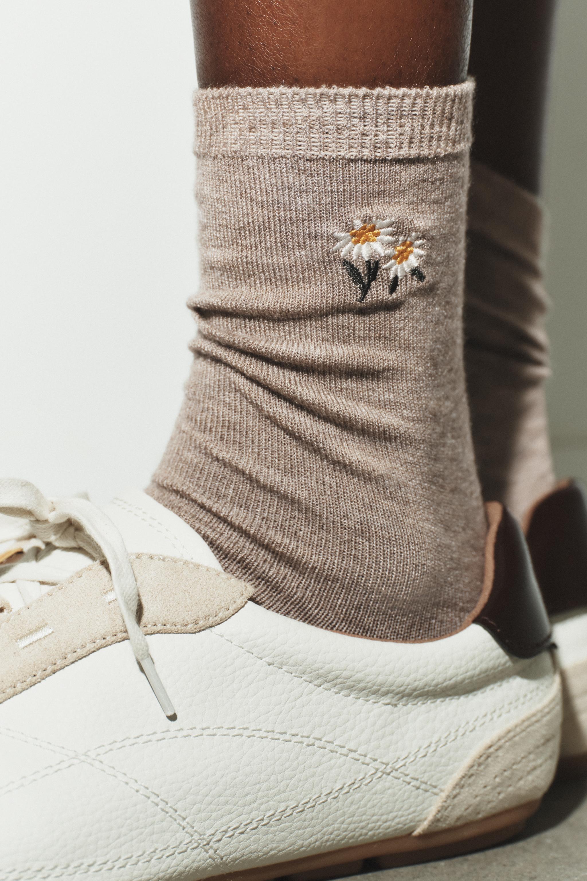 CHAUSSETTES FLEURS BRODÉES